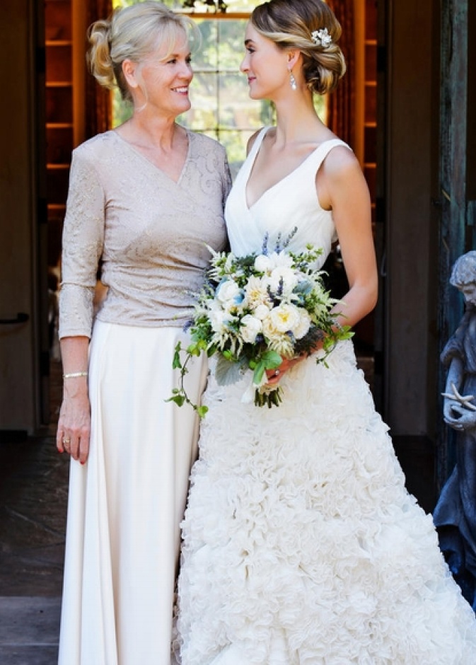 أناقة والدة العروس بفستان بالأكمام الطويلة