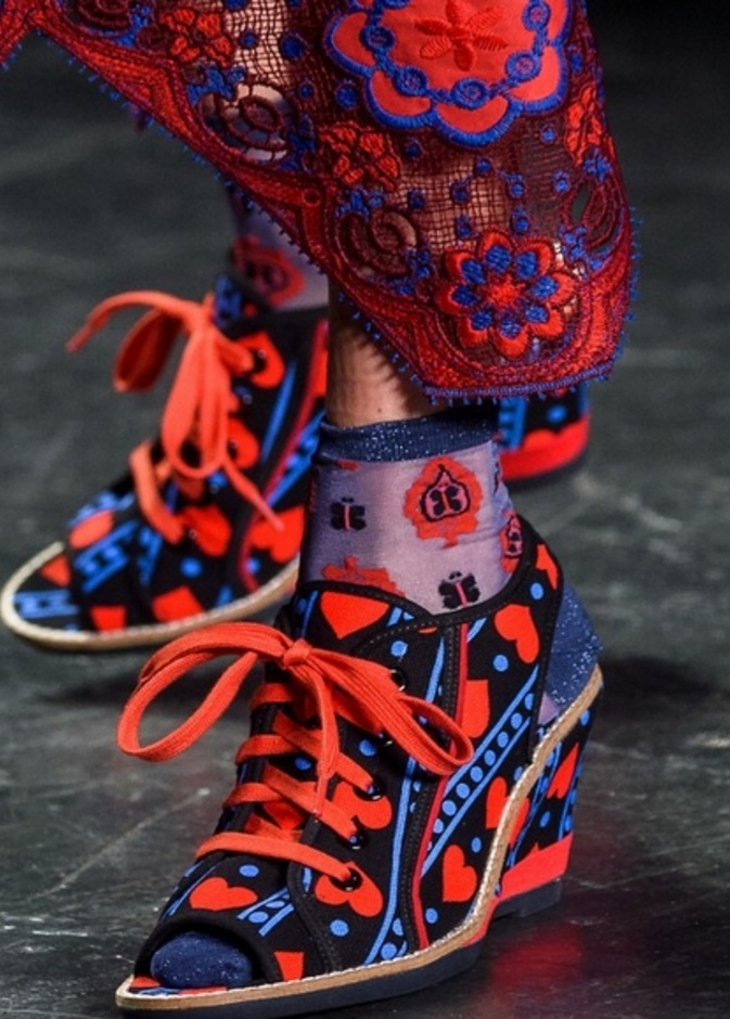 صندل كعب عالي ملون بالزهري والبرتقالي والاسود من Anna Sui