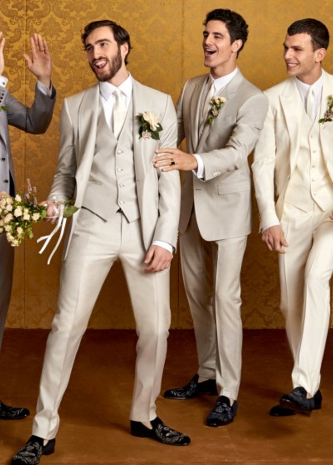 توكسيدو سوداء مع ادخالات بيج للعريس