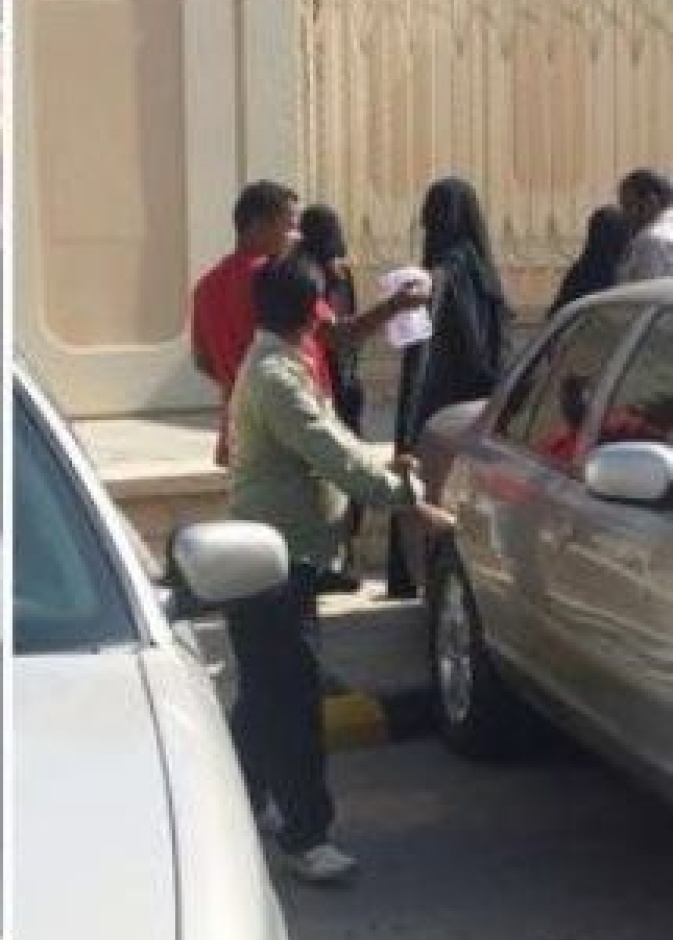 مدرسة ثانوية تخرج طالباتها لتوزيع "الهدايا" على المارة وتثير الجدل 