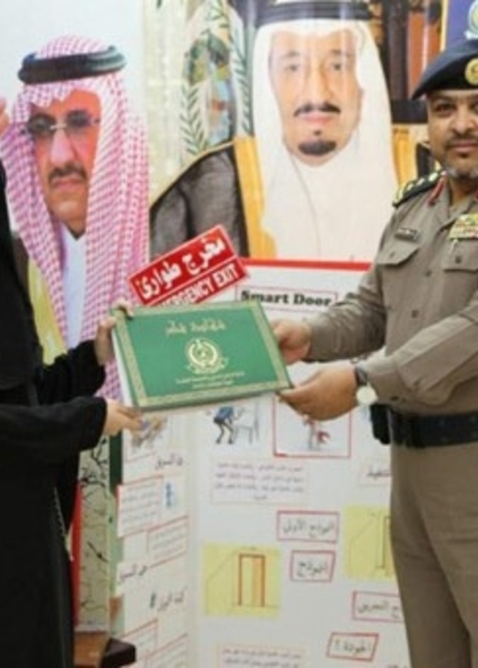 الطالبة تتسلم شهادة شكر من العقيد الزايدي