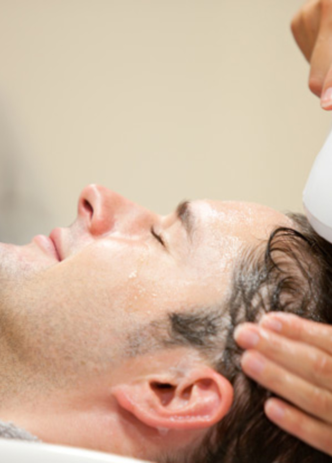 الطريقة الصحيحة لغسل الشعر للرجال