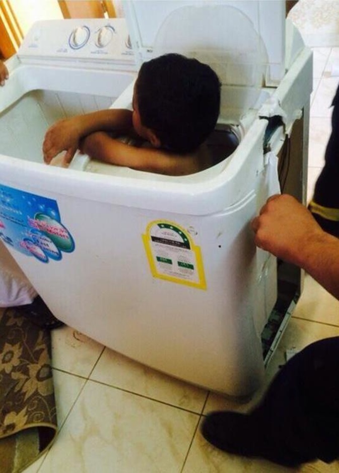 الطفل داخل الغسالة