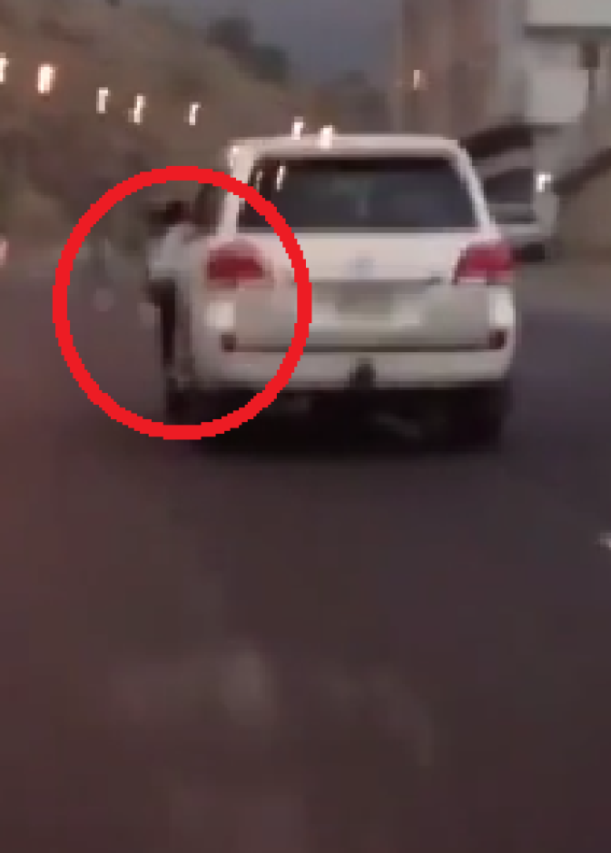 الطفلة كما ظهرت في مقطع الفيديو