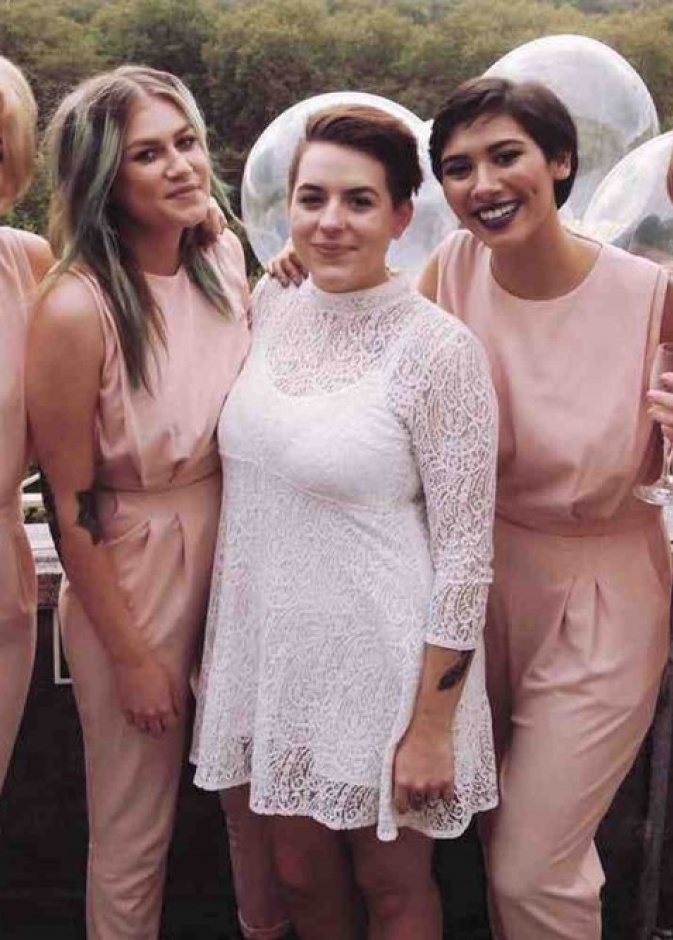 العروس ايزابيلا وسط صديقاتها