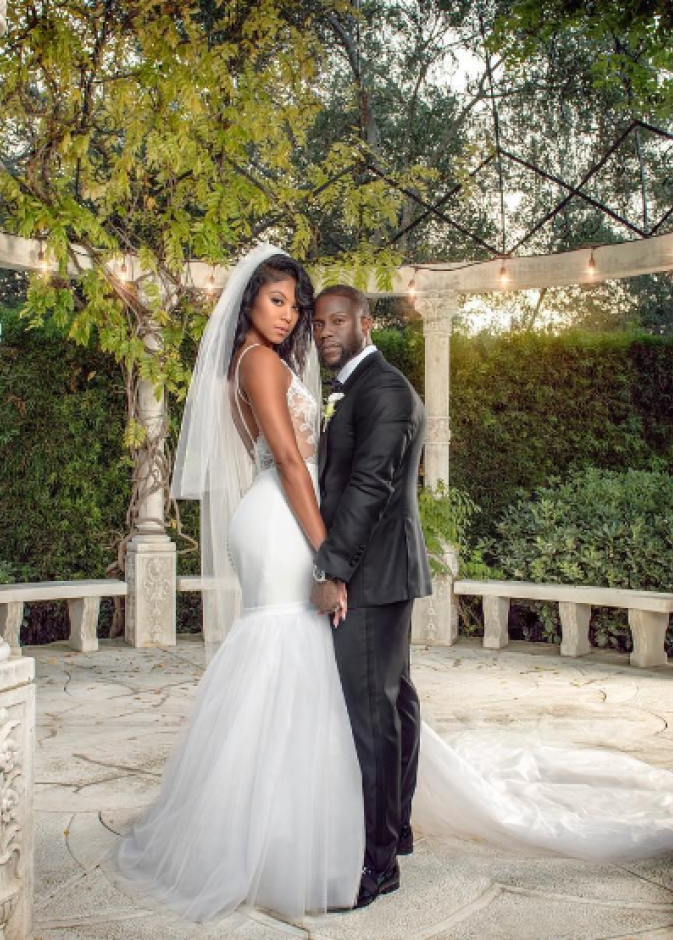 العروسان السعيدان