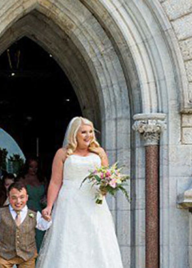 العروسان معا يدا بيد