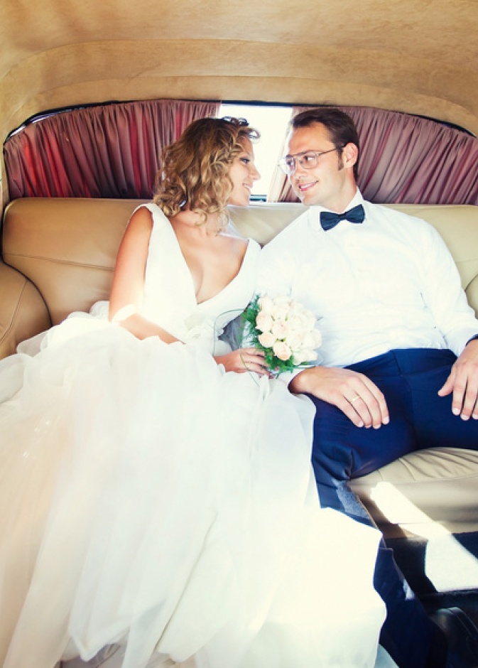 صورة رائعة مع سيارة كلاسيكية عتيقة