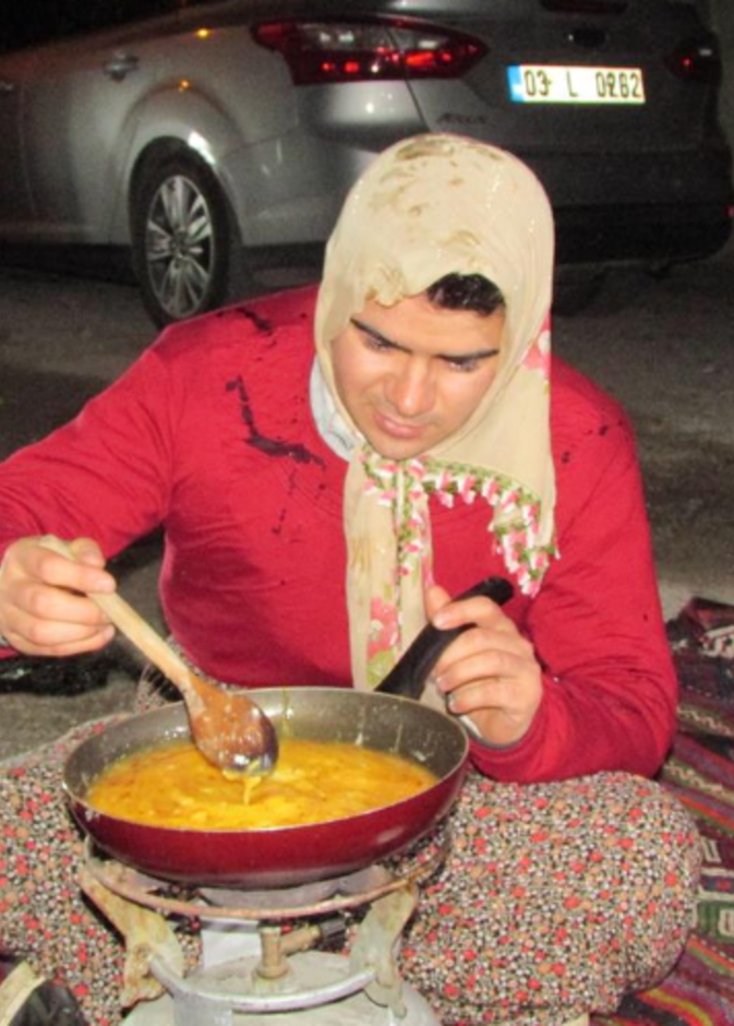 العريس بثياب الزوجة وهو يقلي البيض