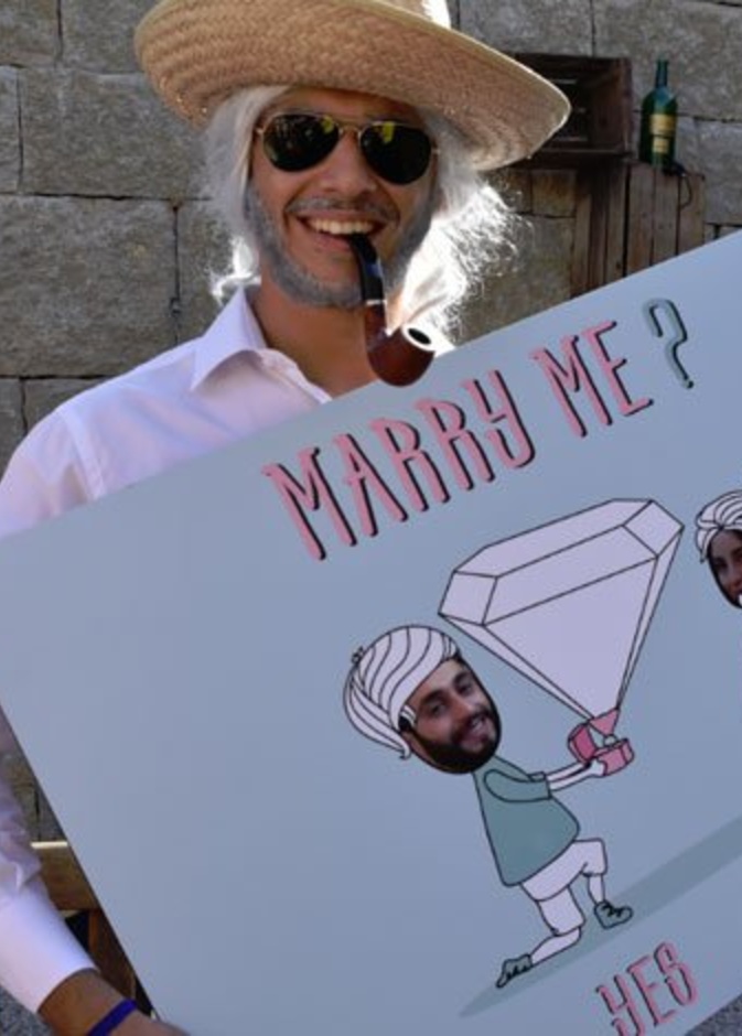 العريس يحمل الرسمة ويطلب يد حبيبته