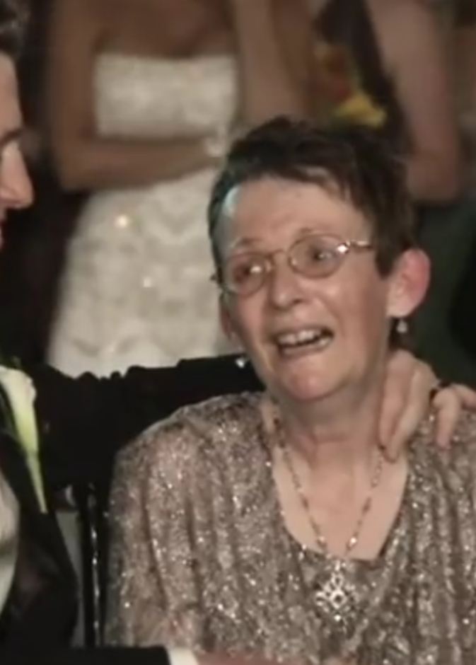 العريس يراقص والدته