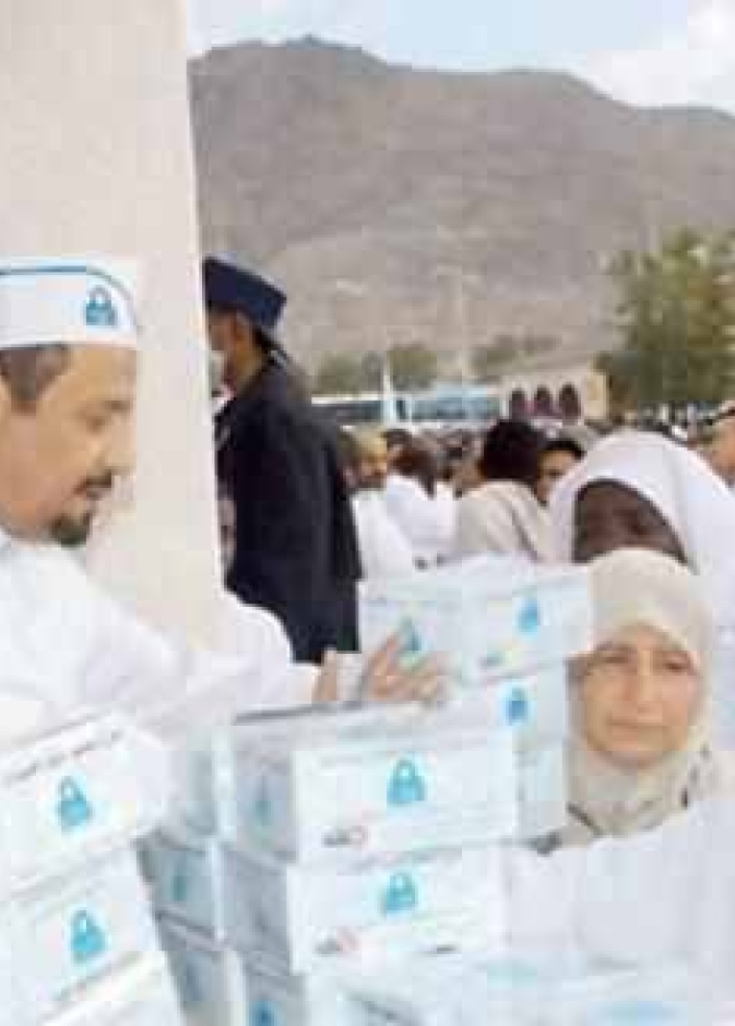 العممودي يشرف على توزيع الوجبات