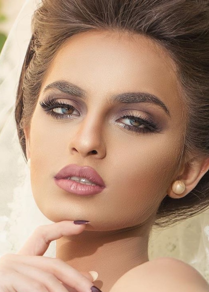 الفاشينيستا الاردنية كيناز بمكياج خبيرة التجميل مروى