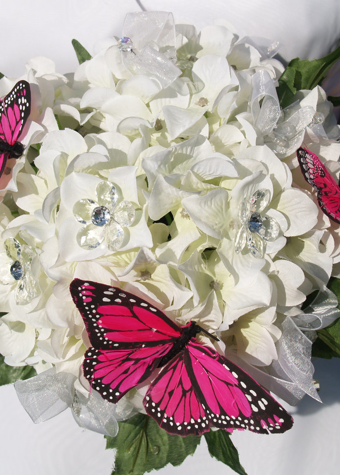 بطاقات الزفاف تزينها فراشات ناعمة