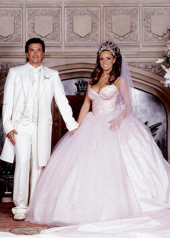 الفستان الوردي المنفوش الخاص بكايتي برايس والاطلالة بكاملها جعلته من اسوأ فساتين الزفاف