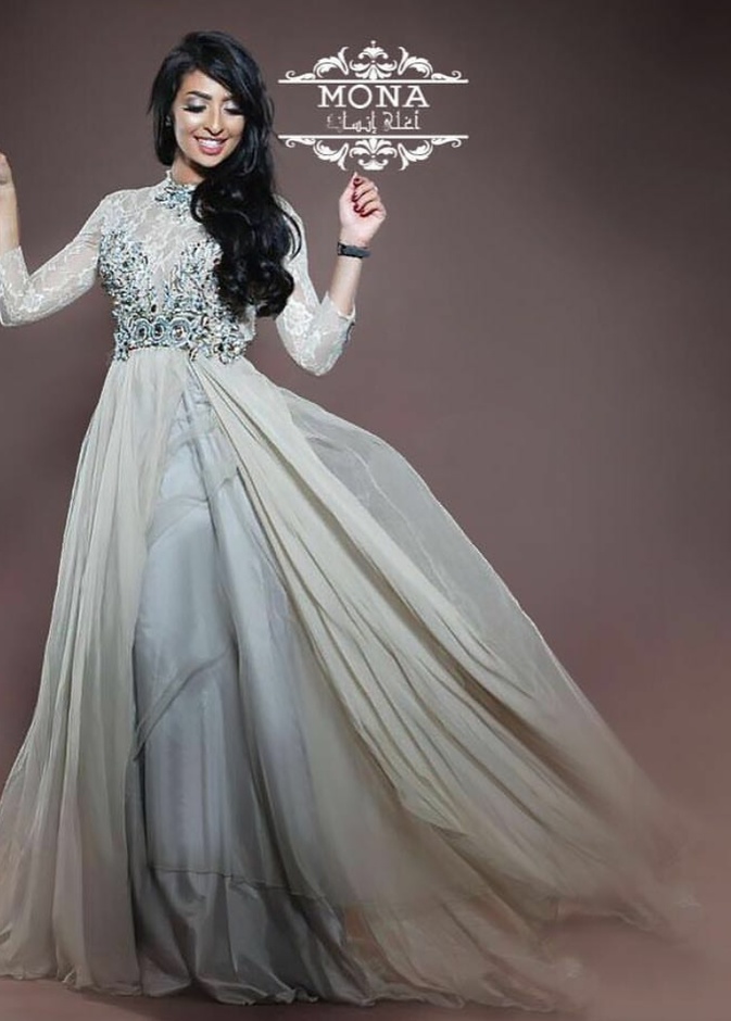الفنانة نور غندور باحد تصاميم منى المنديل