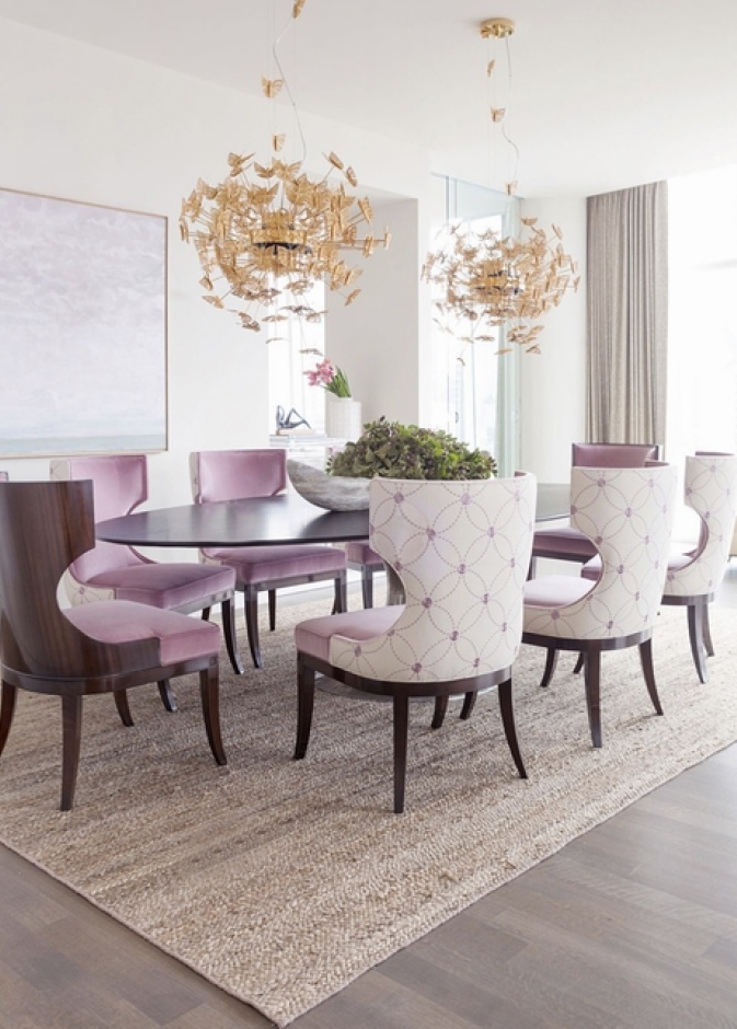 الكراسي باللون الزهري و التي تزود بأقمشة لستة منها و تبقي على الخشب في اثنين منها تعلوها جهازي إنارة من الفراشات الذهبية اللون 