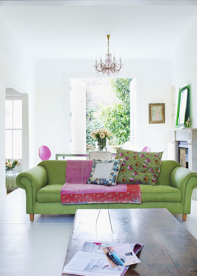 الكنب الكلاسيكس بلونه الأخضر ينسجم مع الوسائد والكنب الجلدي باللون البني 