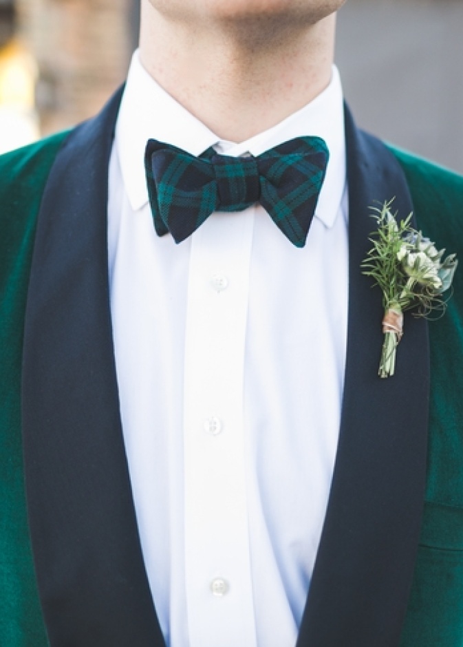 اللون الأخضر المخملي يعطي العريس اطلالة فخمة