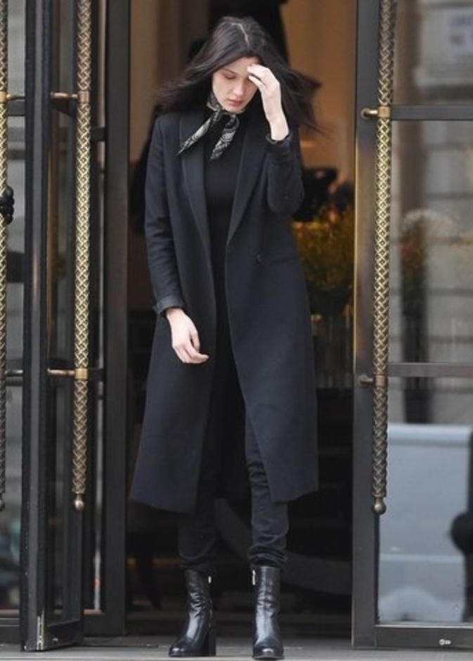 تنتعل حذاء من ديور