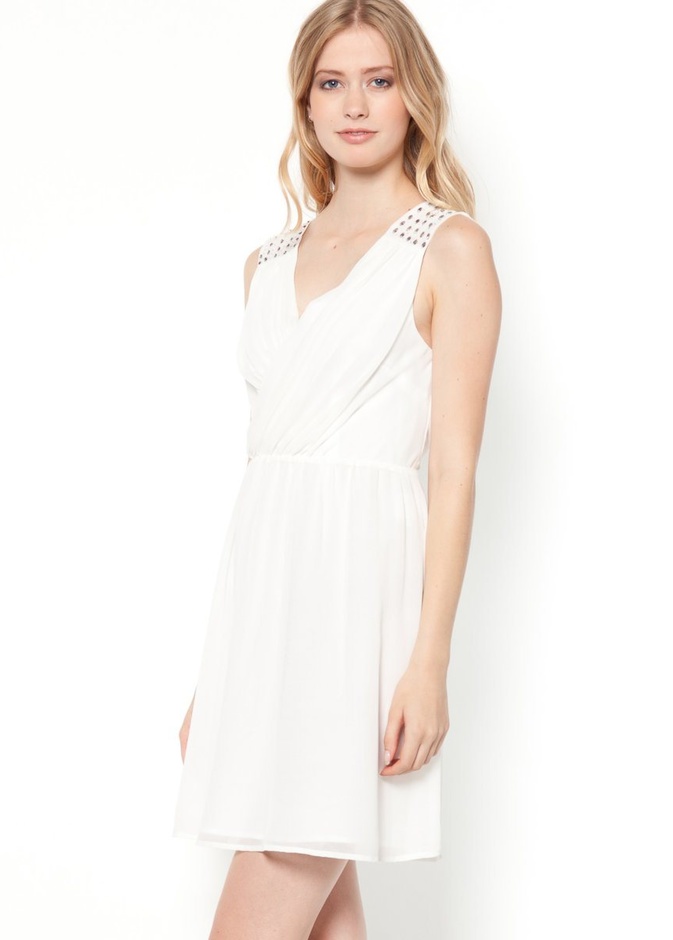 اللون الابيض يجعلك تظهرين بملامح الطفولة البريئة