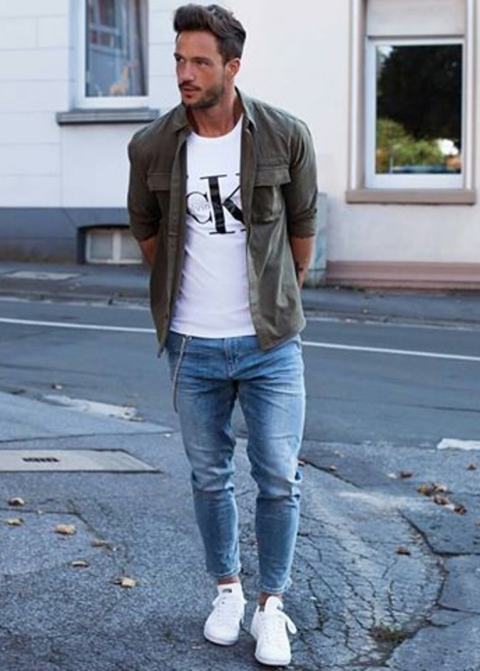 اللون الزيتي والأبيض يليق بالرجل الأسمر