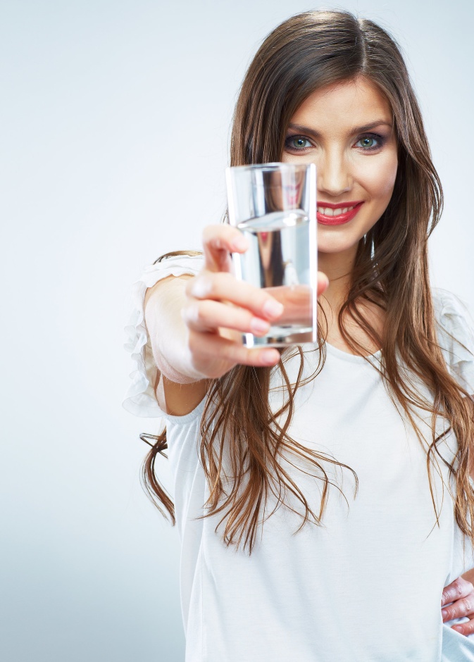 الماء يكبح الشهية و يحرق الدهون حول البطن