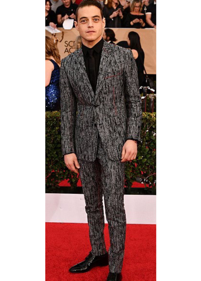 ديف باتل في توكسيدو سوداء  من Brunello Cucinelli