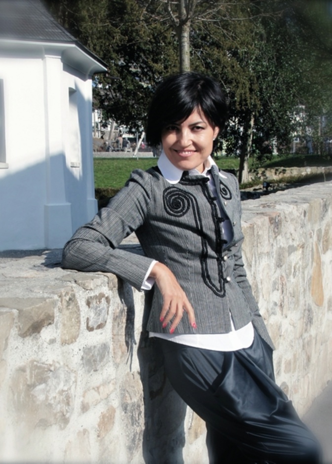 المصممة Yokut Schmid