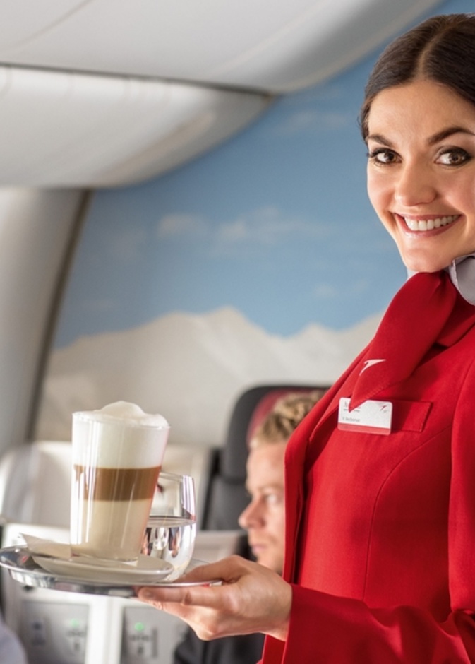 المضيفات يشرحن طريقة وضع اليد حال وقوع الطائرة