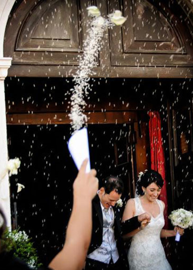  عملية نثر الأرز على العرسان