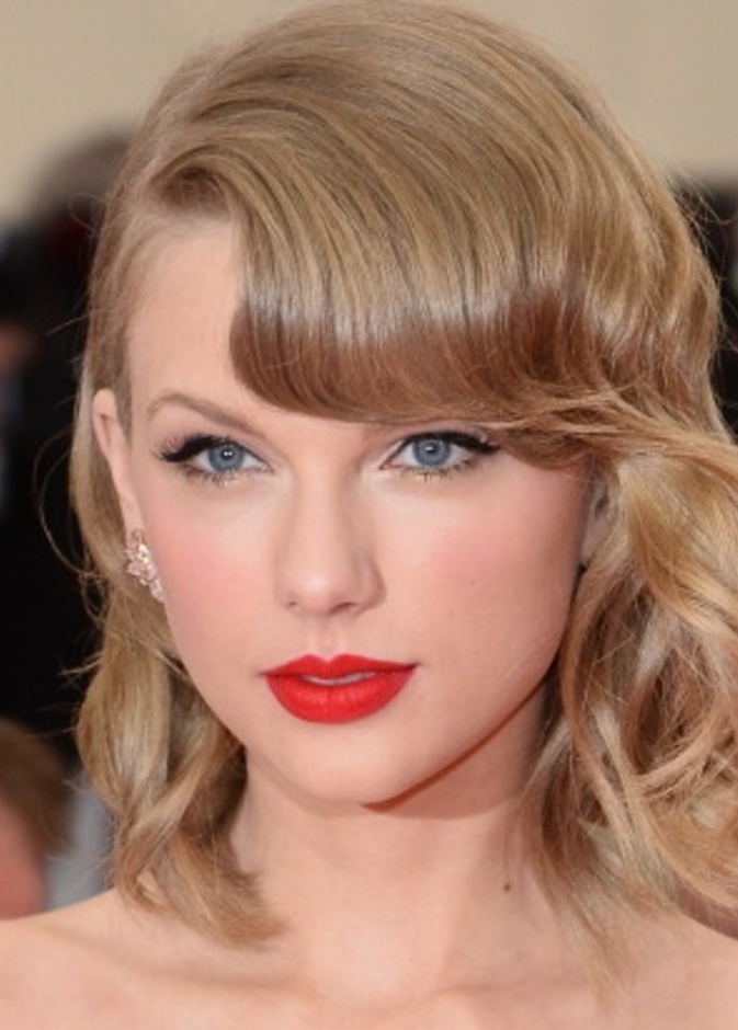 المغنية تايلور سويفت Taylor Swift  بشفاه حمراء