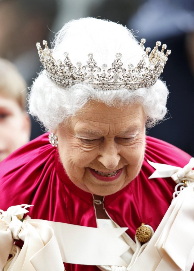 بالصور: الملكة إليزابيث تضع "وسام الفرسان"