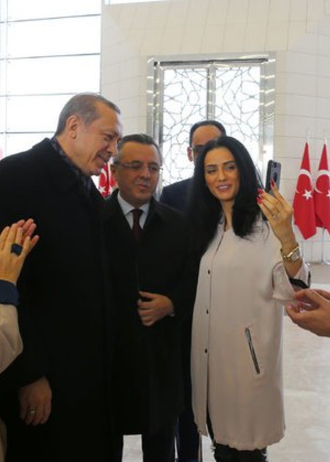 الممثل التركي امير مع اردوغان وززجته