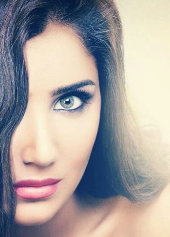 مي عز الدين باطلالة عصرية ومميزة
