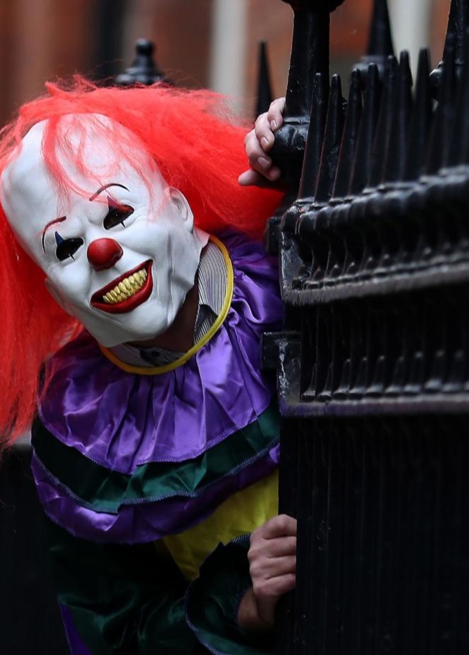 المهرج القاتل يتسبب في ولادة سيدة في الشارع