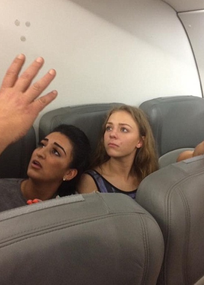 النساء المشاغبات هددن الركاب علانية