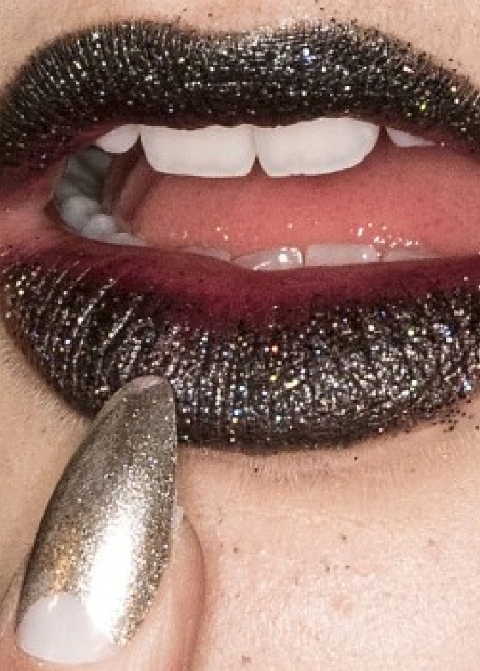 الوان البرونزي اللماع على أظافرك