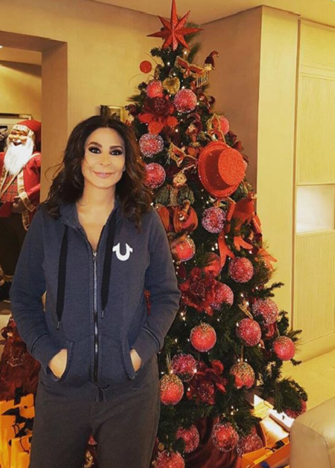 اليسا الى جانب شجرتها