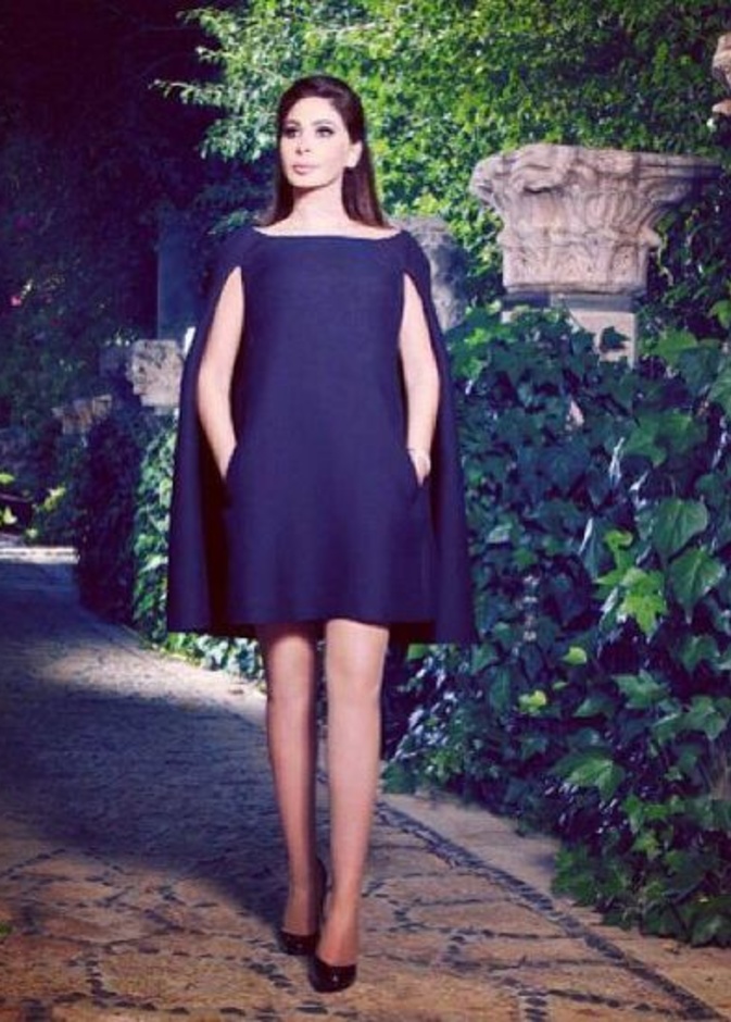 اليسا بفستان قصير بقصة الكاب