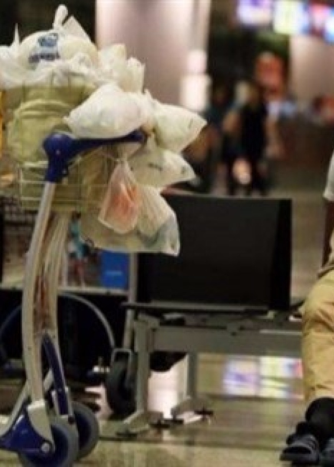 المرأة في المطار تعيش حياة أفضل من ذي قبل