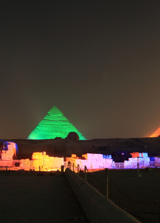  اهرامات الجيزة تضيء خلال الصوت والضوء
