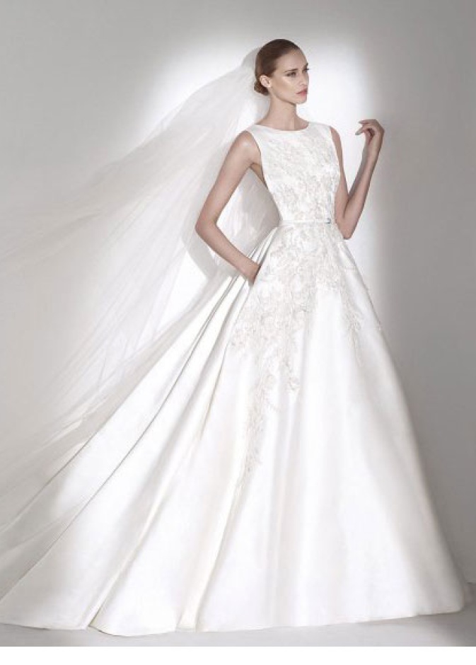 فستان زفاف مرصع باللؤلؤ