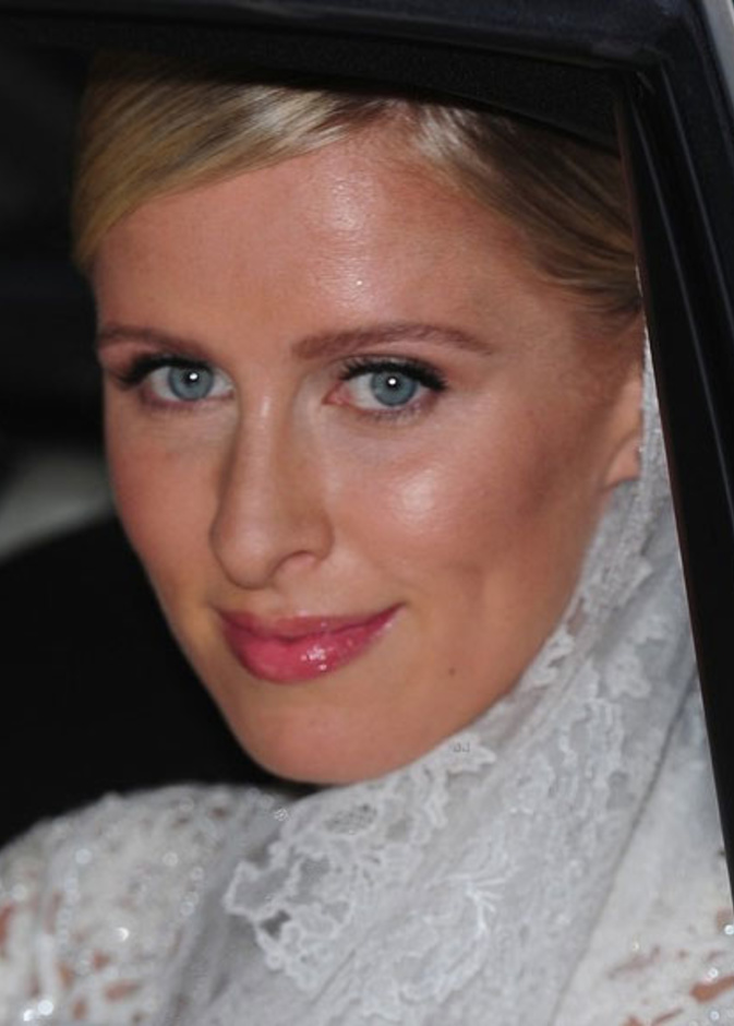 باريس هيلتون ووالدتها في حفل زفاف نيكي