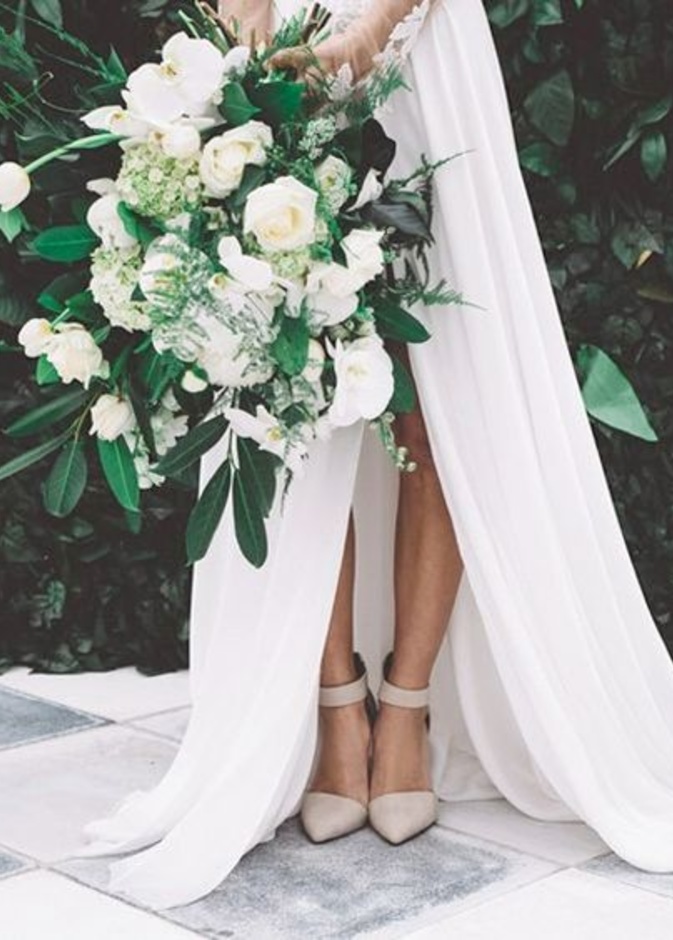 باقات الورد البيضاء هي من الأكثر شيوعاً مع فساتين الزفاف