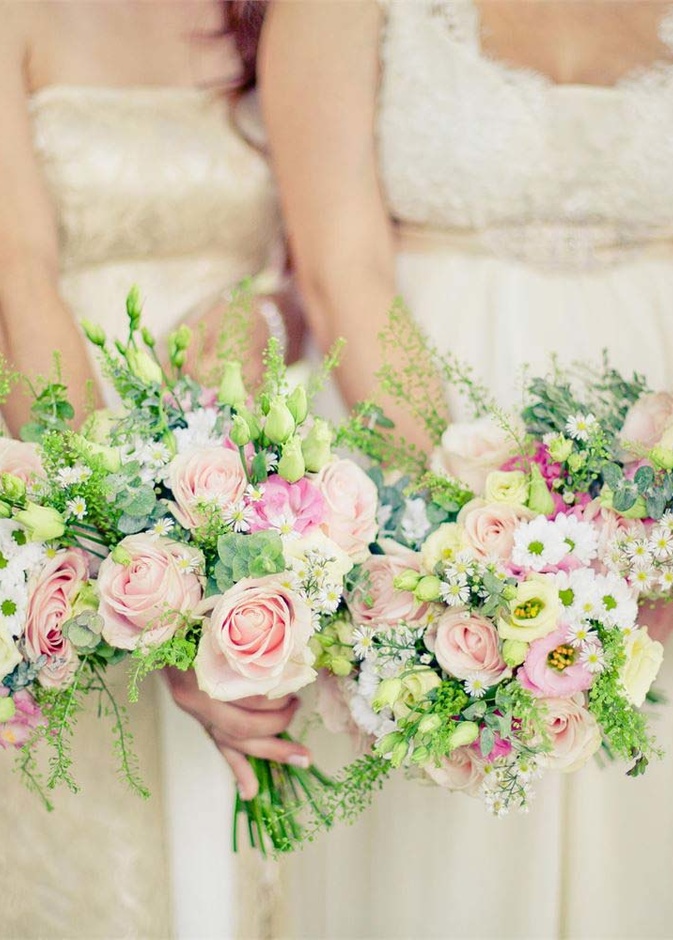 كوني مبتكرة في ما يخص زينة الزهور في حفلك الخارجي