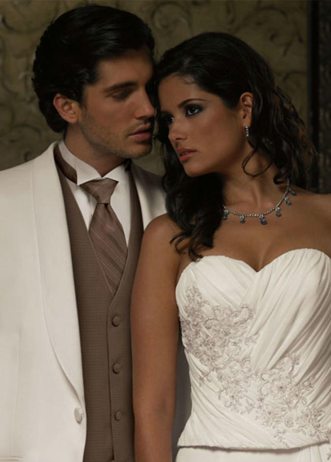  رجل اسمر ببدلة بيضاء