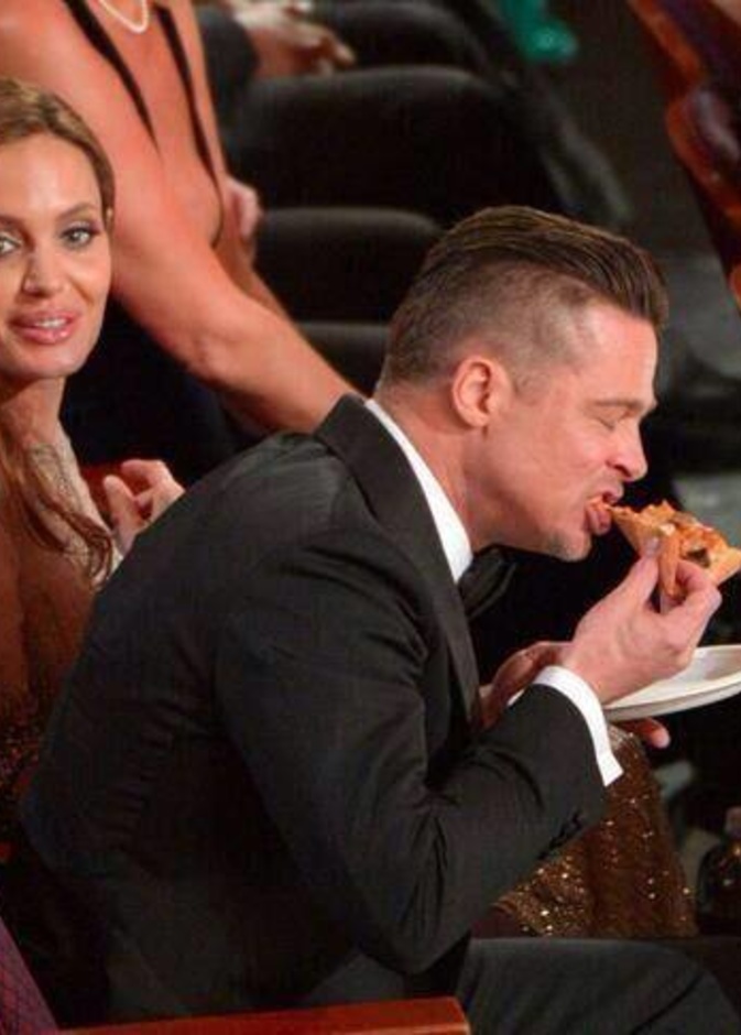 براد بيت والبيتزا عشق لا ينتهي.