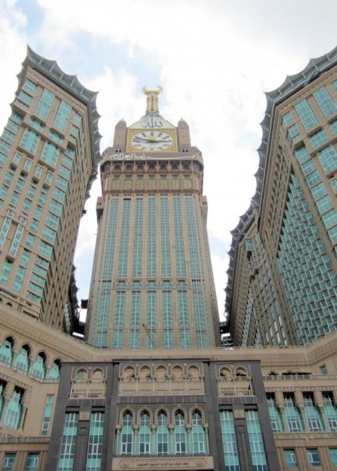 سلم طوارئ أعلى برج مغامرة عروسان بمكة