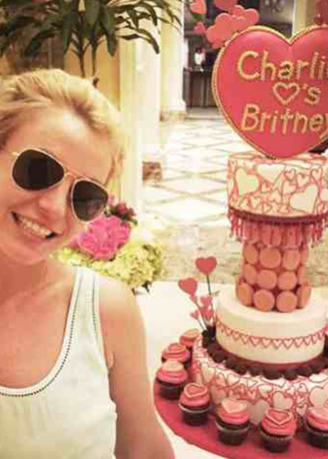 كريسى تيجون تؤمن أن الحب مغامرة غير مأمونة العواقب ولهذا احتفلت بيومه مع جون ليجند فى مغامرة بالجو